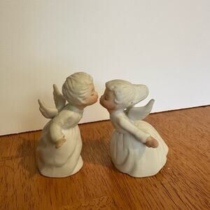 Vintage white bisque boy and girl pair kissing Figurines 3.5 Japan